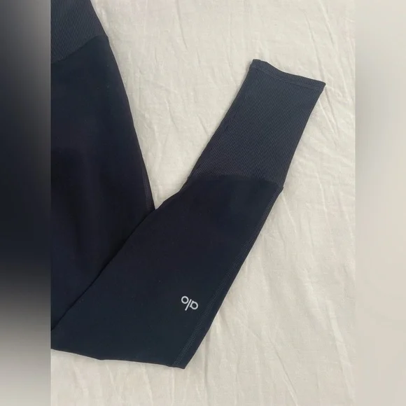 ALO Yoga Leggings - Picture 4 of 4